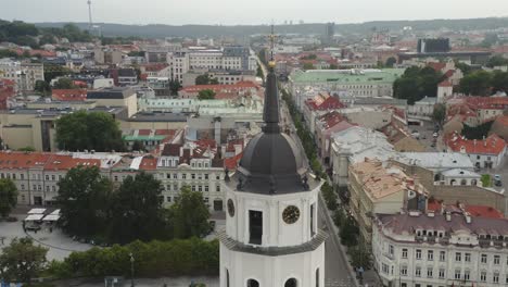 Antena:-Campanario-De-Vilnius-Con-La-Ciudad-De-Vilnius-Al-Fondo-En-Una-Tarde-De-Verano