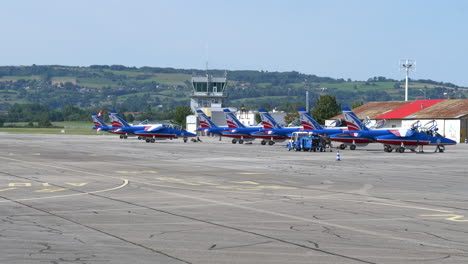 Alpha-Jets-Der-Patrouille-De-France-Rollen-Auf-Dem-Vorfeld-Des-Flughafens,-Sonniger-Tag