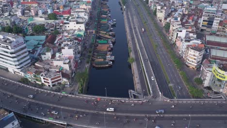 El-Mercado-Flotante-De-Flores-Del-Año-Nuevo-Lunar-Vietnamita-En-La-Ciudad-De-Ho-Chi-Minh-Es-Lo-Más-Destacado-Del-Festival-Tet-Fly-In-Drone-View