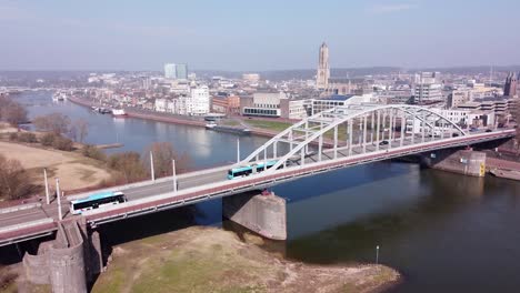 Unidades-De-Trolebús-Sobre-El-Puente-Del-Rin-En-Arnhem,-Gelderland,-Países-Bajos---Antena