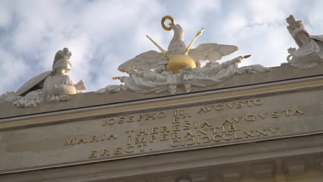 Drehende-Zeitlupenaufnahme-Der-Statue-über-Der-Gloriette-In-Schönbrunn-In-Wien