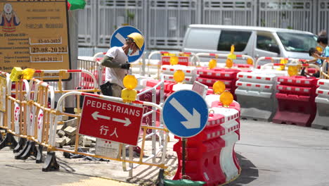 Baustellenschilder-Auf-Einer-Straße-Reparaturarbeiten-Und-Umleitungspfeil-Für-Fußgänger