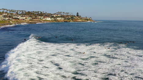 Panorámica-Aérea-A-La-Izquierda-De-Los-Surfistas-En-La-Jolla-En-Un-Día-Soleado