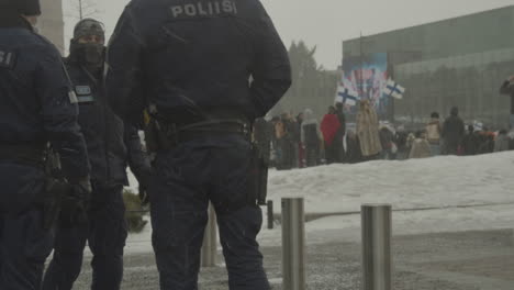 Policías-Custodian-Una-Protesta-En-Un-Día-De-Invierno-En-Helsinki,-Finlandia