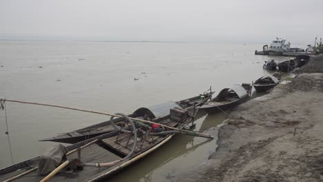 Boote-Sind-Am-Ufer-Des-Flusses-Bangladesch-Gebunden