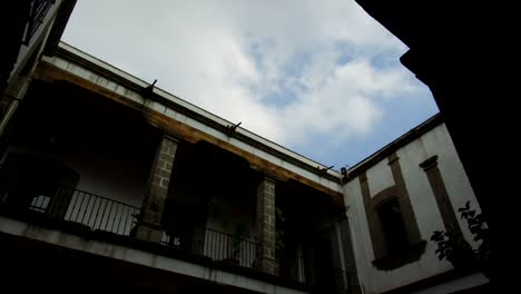 Lapso-De-Tiempo,-Nubes-Sobre-La-Casa-De-Talavera-En-El-Centro-De-La-Ciudad-De-México