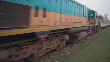 Tren-Ferroviario-De-Bangladesh-Que-Se-Dirige-Hacia-Rangpur