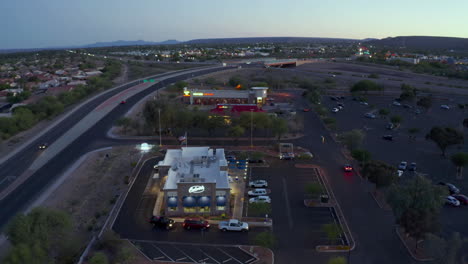 Die-Autos-Der-Kunden-Reihen-Sich-Aneinander-Und-Parken-Um-Das-Beliebte-Culver&#39;s-Restaurant-In-Green-Valley,-Arizona