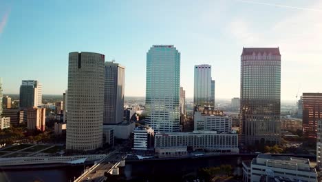 Luftzoom-In-Der-Skyline-Von-Tampa,-Florida