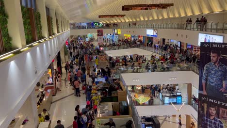 Una-Vista-Aérea-De-Un-Concurrido-Centro-Comercial-Donde-Se-Ve-A-Mucha-Gente-Deambulando-Y-Haciendo-Compras-En-La-Ventana