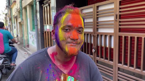 Foto-De-Un-Niño-Posando-Con-Su-Sonrisa-Frente-A-La-Cámara-Después-De-Jugar-Colorido-Holi