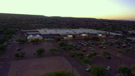 Drone-Sobre-El-Concurrido-Centro-Comercial-Walmart-Y-Estacionamiento-Al-Atardecer