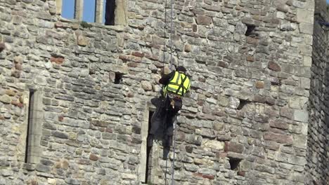 Cardiff-Castle-Mit-Walisischer-Flagge-Auf-Halbmast