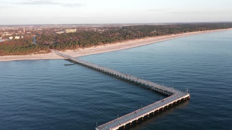 Antenne:-Aufschlussreiche-Stadt-Palanga-Zur-Goldenen-Stunde-Mit-Palanga-Brücke-Im-Vordergrund