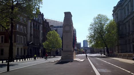 Coronavirus-Lockdown---Radfahrer-Fahren-Am-Kenotaph-Auf-Der-Leeren-Londoner-Straße-Von-Whitehall-Vorbei---Einem-Normalerweise-Geschäftigen-Touristenort