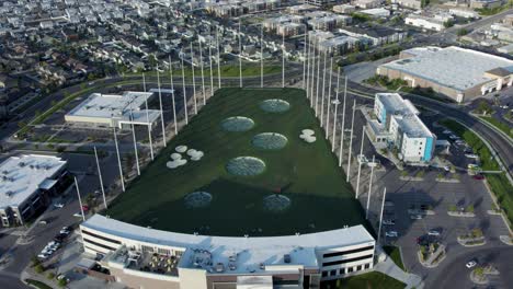 Campo-De-Prácticas-Famoso-De-Topgolf-Y-Bar-Deportivo-Americano-Y-Lugar-De-Entretenimiento,-Antena