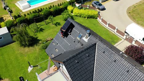 Trabajadores-Que-Trabajan-En-La-Instalación-De-Paneles-Solares-En-El-Techo-De-Una-Hermosa-Casa---Vista-Aérea