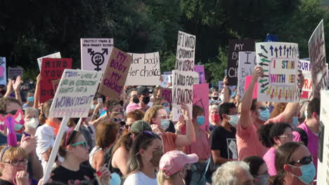 Tausende-Demonstranten-Versammeln-Sich-Beim-Frauenmarsch-2021,-Demonstranten-Halten-Schilder-Für-Reproduktive-Rechte-Und-Freiheiten,-4k