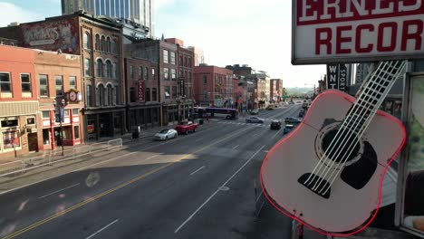 Empuje-Aéreo-Lento-En-El-Cartel-De-La-Tienda-De-Discos-En-La-Calle-Broadway-En-Nashville,-Tennessee