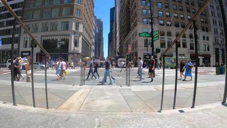 Blick-Auf-Die-Gebäude-Und-Die-Autobahn-Mit-Einer-Menschenmenge,-Die-Vor-Der-öffentlichen-Bibliothek-Von-New-York-Entlang-Der-Fünften-Avenue,-Manhattan,-New-York-City,-Usa,-Spaziert