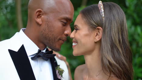 Novios-Afroamericanos-Mirándose-A-Los-Ojos-En-El-Día-Perfecto-De-Su-Boda