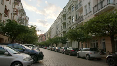 Ruhige-Berliner-Straße-Mit-Charismatischen-Gebäuden-In-Prenzlauer-Berg