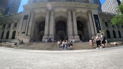 Große-Menge-Von-Studenten,-Die-In-Die-öffentliche-Bibliothek-In-New-York-City,-Usa,-Ein--Und-Ausgehen