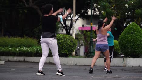 Mujer-Haciendo-Ejercicio-En-El-Parque-En-Saigón,-Vietnam,-Rutina-De-Entrenamiento-Matutino-Al-Aire-Libre