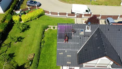 Instalación-De-Paneles-Solares-En-La-Azotea-De-Una-Casa---Toma-Aérea-Giratoria