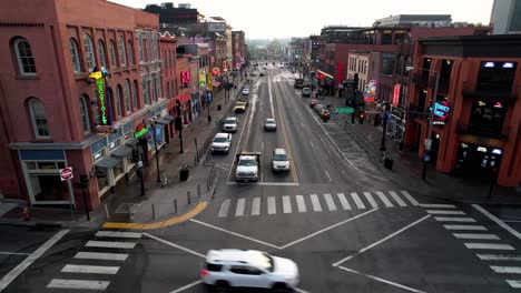 Aerial-Push-Bars-Entlang-Der-Broadway-Street-In-Nashville,-Tennessee