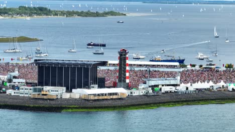 Tausende-Von-Menschen-Besuchen-Das-Jährliche-Konzert-Auf-See-In-Brouwersdam,-Holland