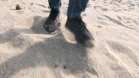 Füße-Mit-Turnschuhen,-Die-An-Sonnigen-Tagen-Auf-Strandsand-Laufen