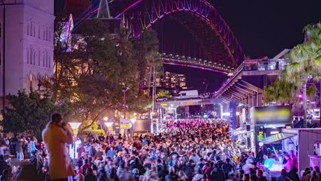 Zeitraffer-Eines-Fotografen,-Der-Fotos-Von-Menschenmassen-Auf-Sydneys-Lebendigem-Festival-Mit-Der-Hafenbrücke-Von-Sydney-Im-Hintergrund-Macht