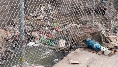 Una-Toma-Estática-De-Una-Gran-Pila-De-Basura-En-Un-Desagüe