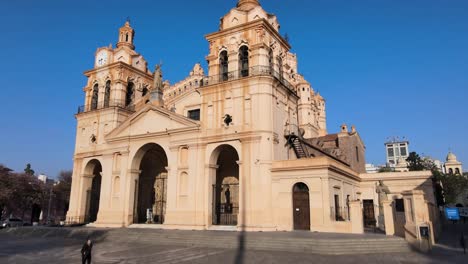 Drone-Se-Eleva-Para-Revelar-La-Histórica-Catedral-De-Córdoba,-Argentina