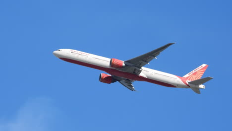 Transporte-Indio-Boeing-Pintado-De-Rojo-Despega-De-Un-Aeropuerto-Canadiense-En-Un-Día-De-Cielo-Azul