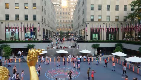 Die-Menschen-Genießen-Das-Eislaufen-Auf-Der-Eisbahn-Im-Rockefeller-Center,-New-York-City,-Usa