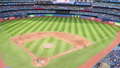 Estadio-De-Béisbol-Del-Estadio-De-Béisbol-Con-Vistas-A-Las-Gradas,-Partido-Profesional-De-Ligas-Mayores-Blue-Jays-Toronto-Club-Vs-Red-Sox,-Jugadores-Jugando-En-El-Campo-Verde,-Rodeados-De-Espectadores-Fanáticos-En-Las-Gradas