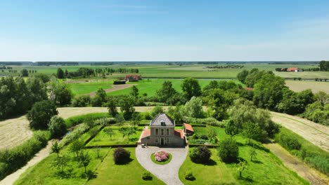 Famosa-Casa-De-Campo-Restaurada-Y-Renovada-En-Zeeuws-Flanders,-Países-Bajos