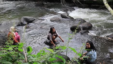 Kleines-Mädchen,-Das-Mittags-Fröhlich-Frisches-Wasser-Im-Fluss-Spielt