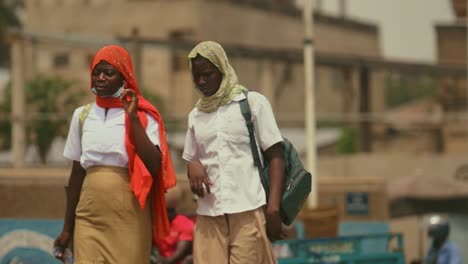 Dos-Estudiantes-Musulmanas-Con-Velo-En-La-Calle-De-La-Ciudad-Africana---Lomé,-Togo