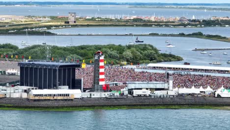 Grandes-Multitudes-De-Personas-En-Un-Concierto-En-El-Mar-En-Países-Bajos