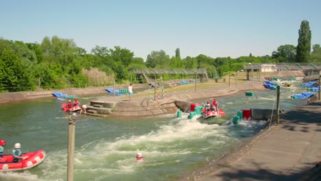 Actividad-De-Rafting:-La-Gente-Disfrutó-Montando-Los-Rápidos-Artificiales-De-Agua-En-Una-Balsa-Inflable-En-La-Isla-De-Ocio-De-Cergy-pontoise-En-París,-Francia