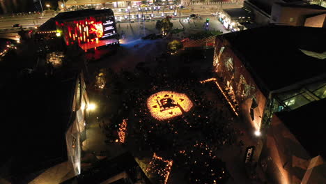 Perspectiva-Aérea-Estática-De-La-Plaza-De-La-Federación-Durante-El-Concierto-De-La-Noche-A-Continuación