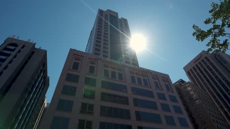 Seoul-Finanzzentrum-Gebäude-Gegen-Die-Strahlende-Sonne-Und-Den-Blauen-Himmel---Blick-Nach-Oben