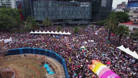 Vista-Aérea-Con-Vistas-A-Toneladas-De-Personas-De-Fiesta-En-El-Desfile-Del-Orgullo-Gay-En-La-Ciudad-De-México---Aumento,-Disparo-De-Drones