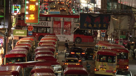 Concurridas-Calles-Asiáticas-Por-La-Noche-Con-Coches-Y-Autobuses-En-El-Tráfico