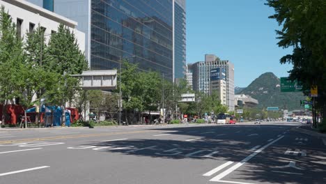 Calle-Sejong-daero-Con-Hotel-Coreano-Y-Consejo-Metropolitano-De-Seúl-A-La-Izquierda-En-Un-Día-Soleado-En-Seúl,-Corea-Del-Sur