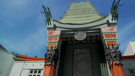 Eine-Frau-Macht-Ein-Selfie-Vor-Dem-Chinesischen-Theater-Auf-Dem-Walk-Of-Fame-In-Hollywood