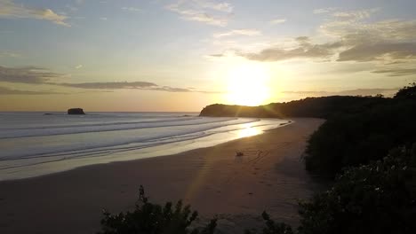 Video-Aéreo-De-Drones-En-La-Playa-De-Nicaragua,-San-Juan-Del-Sur,-América-Central,-Puesta-De-Sol